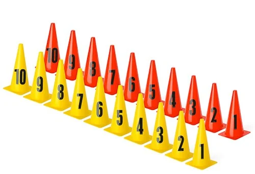 10 kegels met cijfers - pionnen genummerd 1-10 Echt